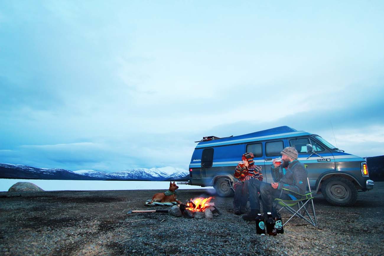 Zolang Tessa haar toeristenvisum geldig is, verkennen we samen de Yukon / Genieten ven de rust en het kampvuur aan Fish Lake - Foto Roel Goris